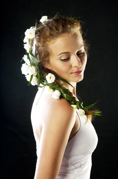 Gyönyörű fiatal nő, friss tavaszi virágok a haját — Stock Fotó