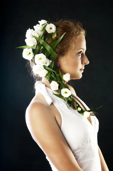 Όμορφη νεαρή γυναίκα με δροσερά Ανοιξιάτικα λουλούδια στα μαλλιά — Φωτογραφία Αρχείου