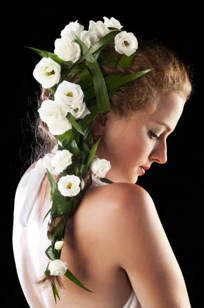 Όμορφη νεαρή γυναίκα με δροσερά Ανοιξιάτικα λουλούδια στα μαλλιά — Φωτογραφία Αρχείου