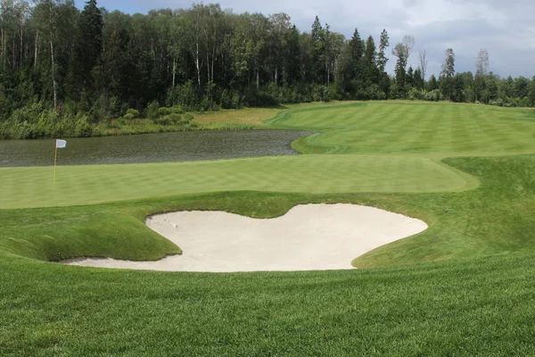 Campos de golfe e lago — Fotografia de Stock