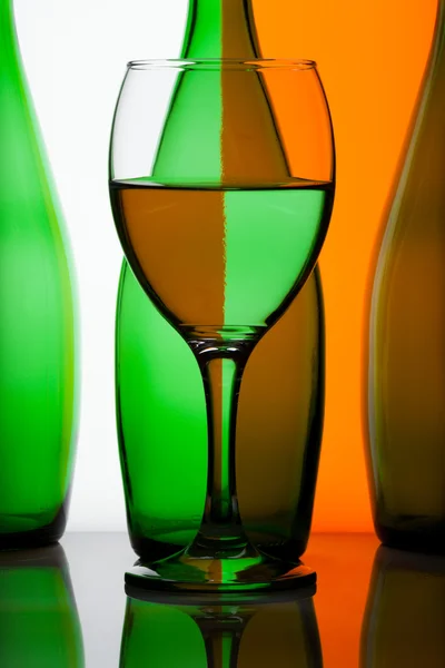 Flaskor med glas vatten — Stockfoto
