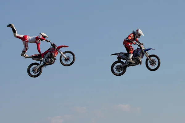 J. Grindrod and D. Wiggins, freestyle motocross riders — Stock Photo, Image