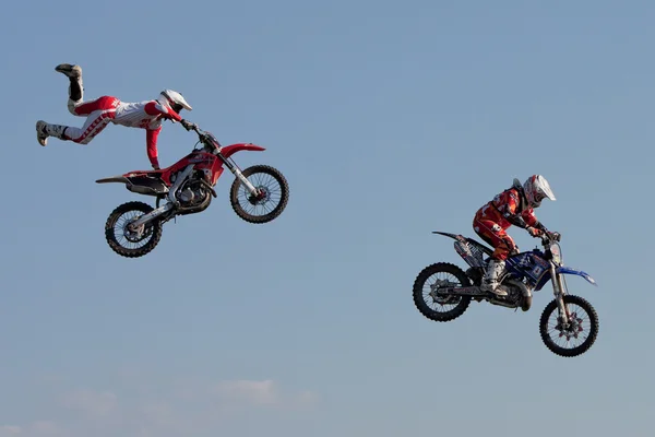 J. Grindrod and D. Wiggins, freestyle motocross riders — Stock Photo, Image