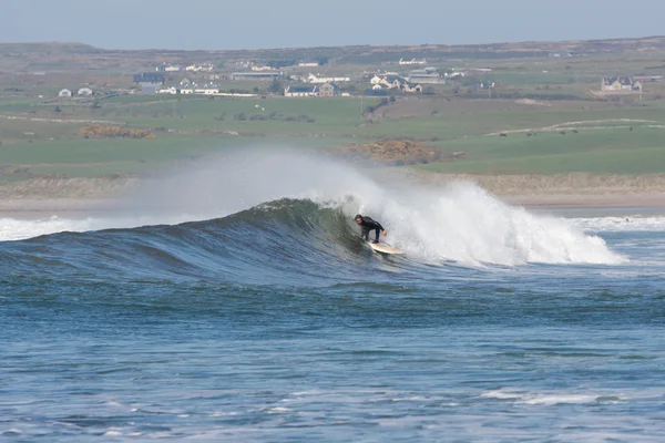 Unbekannter surft auf den Wellen — Stockfoto