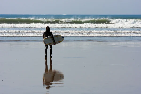 Mann mit Surfbrett — Stockfoto