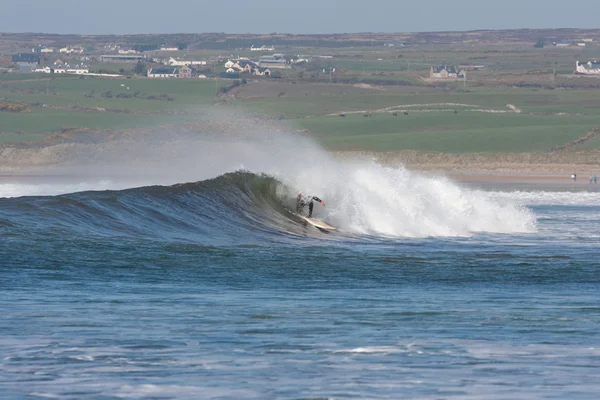 Surfeando las olas —  Fotos de Stock
