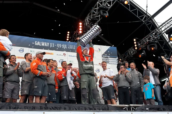 Франк Каммас с трофеем Volvo Ocean Race — стоковое фото