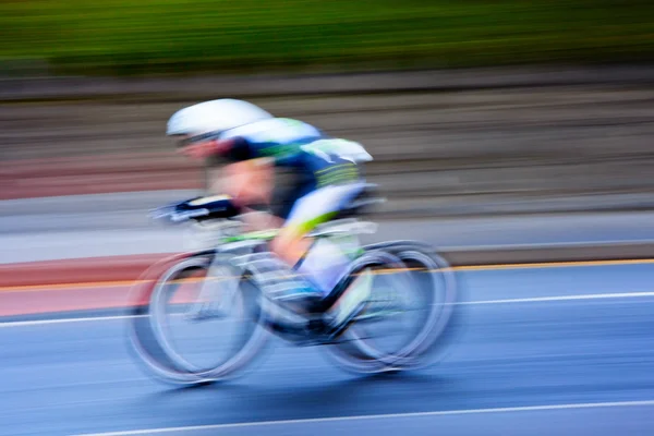 Cyklista, rozmazaný pohyb — Stock fotografie