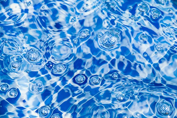 Kabbelend blauw water — Stockfoto