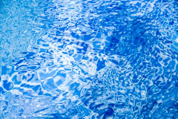 Plätscherndes blaues Wasser — Stockfoto