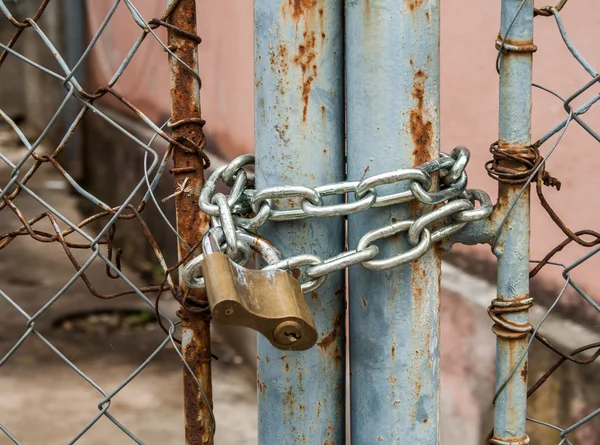 Kłódka i metalu bramy — Zdjęcie stockowe