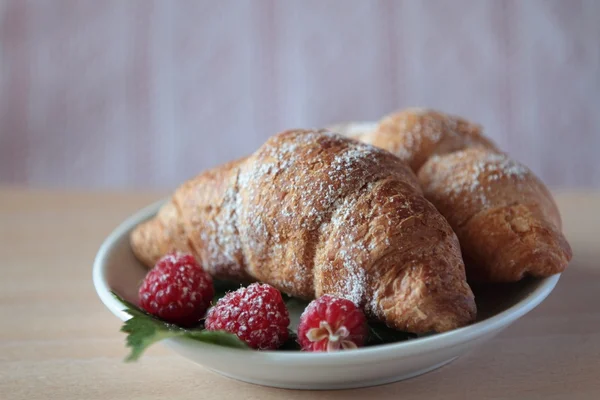 Croissants and berries — Stock Photo, Image