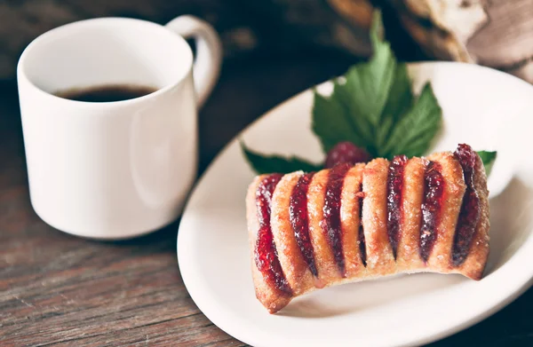 Strudel with raspberry and coffee — Stock Photo, Image