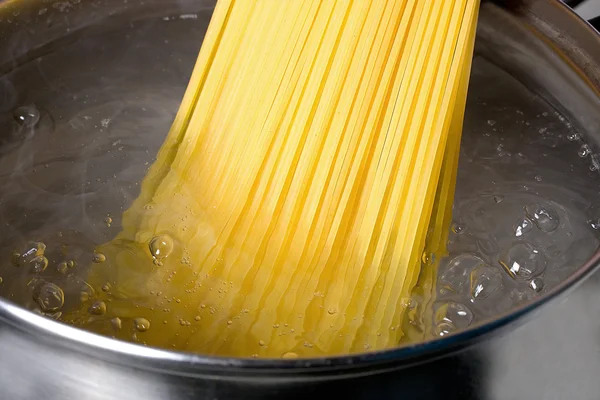 Спагетти вскипели — стоковое фото