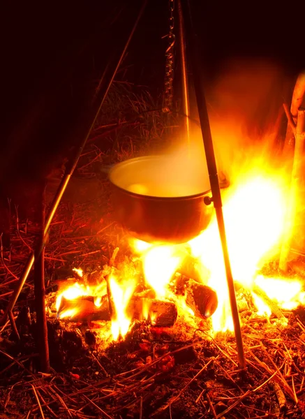 キャンプファイヤー上の鍋 — ストック写真