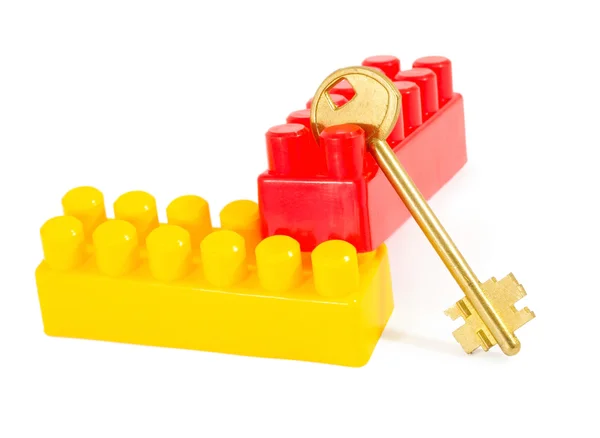 Ключ в пластиковых игрушечных блоках — стоковое фото
