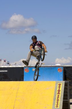 long Island maksimum hız gösterisinde performans bmx motorcu