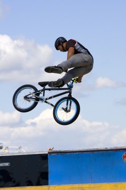 long Island maksimum hız gösterisinde performans bmx motorcu