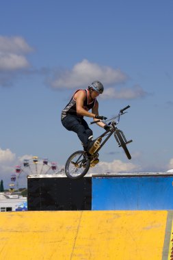 long Island maksimum hız gösterisinde performans bmx motorcu