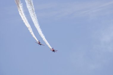 iki uçak bir hava gösterisi gerçekleştirme