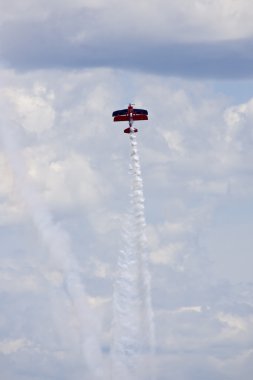 bir uçak bir hava gösterisi gerçekleştirme