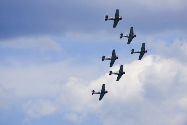 birkaç uçak jones Plajı'nda bir hava gösterisi gerçekleştirme