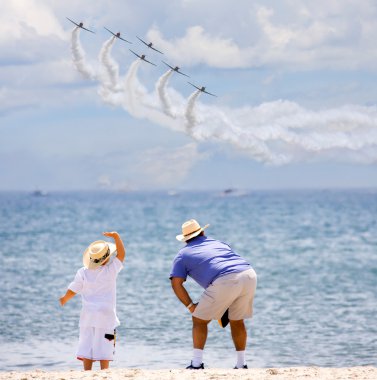 Baba ve oğul bir airshow üzerinde