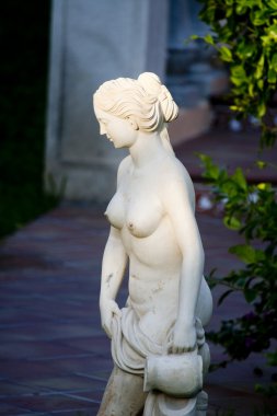 bir pot ile bir kadın heykeli
