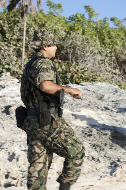 Meksikalı askerler yatılı sahil şeridi denetleme