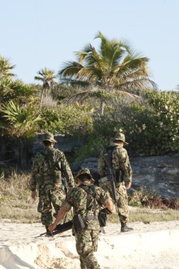 Meksika - 7 Şubat: Askerler görev checkinf Fe üzerinde yatılı üzerinde