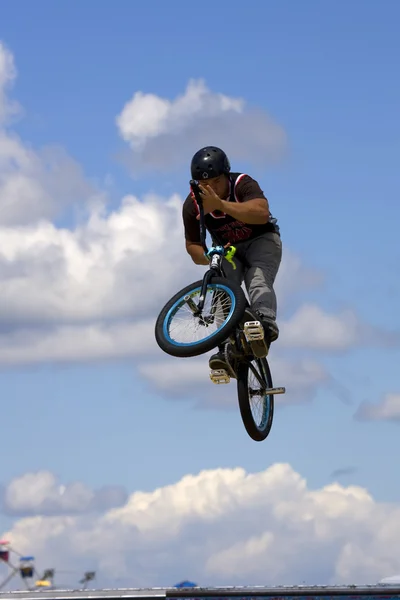 Bmx biker performing in the Maximum Velocity show at Long Island — Stock Photo, Image