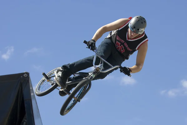 Motociclista Bmx actuando en el espectáculo de máxima velocidad en Long Island — Foto de Stock