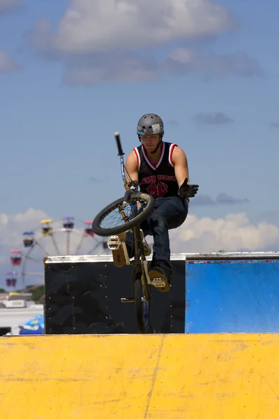 Motociclista Bmx actuando en el espectáculo de máxima velocidad en Long Island —  Fotos de Stock