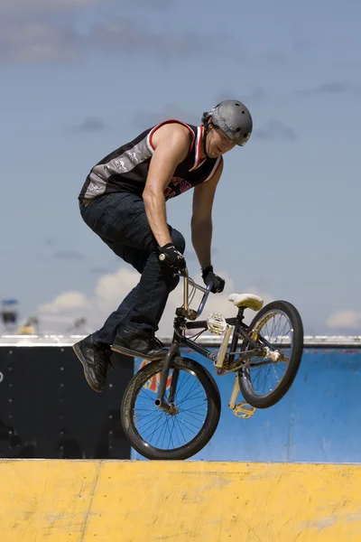 Motociclista Bmx actuando en el espectáculo de máxima velocidad en Long Island — Foto de Stock