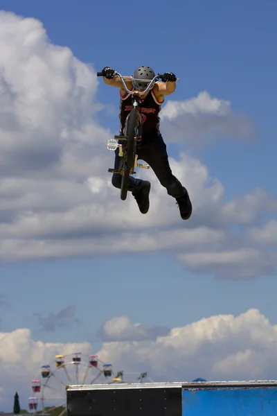 BMX байкер виконання максимальної швидкості шоу в Лонг-Айленді — стокове фото