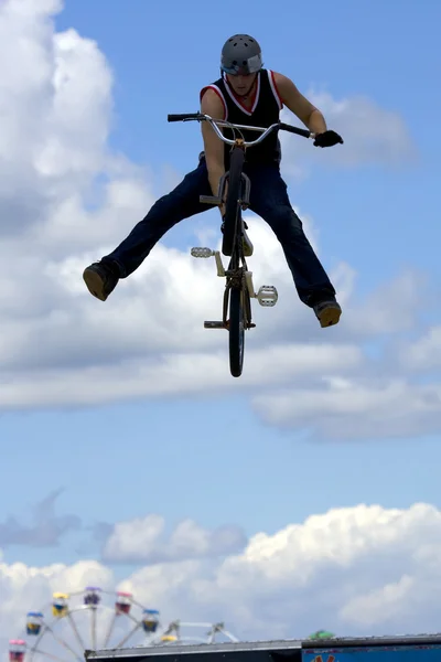 BMX ποδηλάτης εκτέλεση στο σόου μέγιστη ταχύτητα στο Λονγκ Άιλαντ — Φωτογραφία Αρχείου