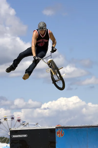 Bmx biker performing in the Maximum Velocity show at Long Island — Stock Photo, Image
