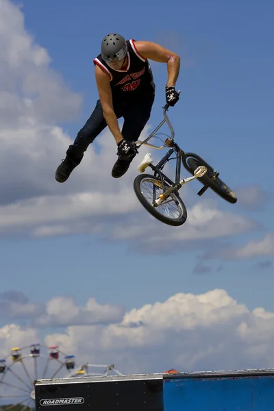 Biker BMX w maksymalnej prędkości show w long island — Zdjęcie stockowe