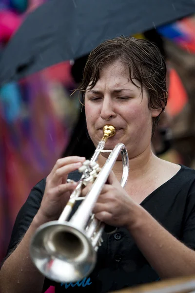 Donna con un trombone — Foto Stock