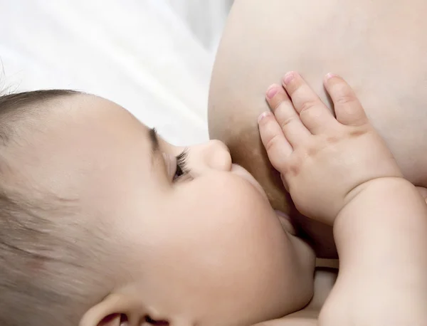 Karmienie piersią dziecka — Zdjęcie stockowe