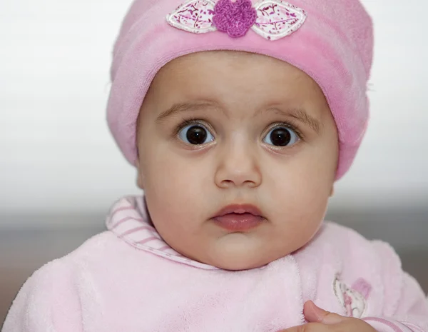 एक गुलाबी टोपी में छोटी लड़की — स्टॉक फ़ोटो, इमेज