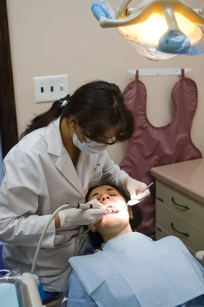 Tandläkare på jobbet — Stockfoto
