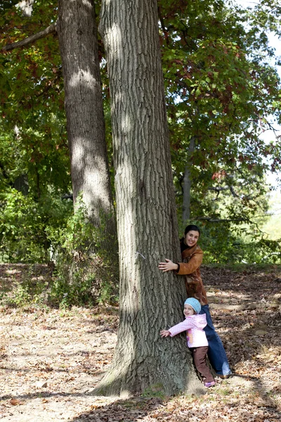 Matka i córka w jesiennym parku — Zdjęcie stockowe