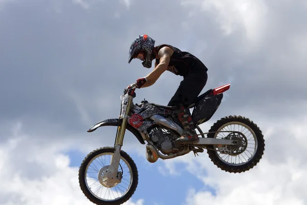Stunt motociclista — Fotografia de Stock