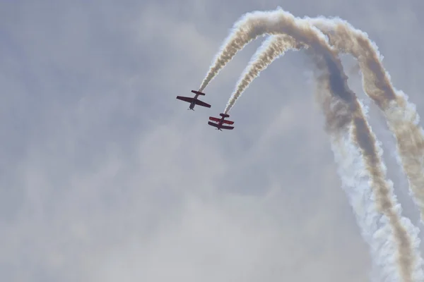 Dos aviones actuando en un espectáculo aéreo — Foto de Stock