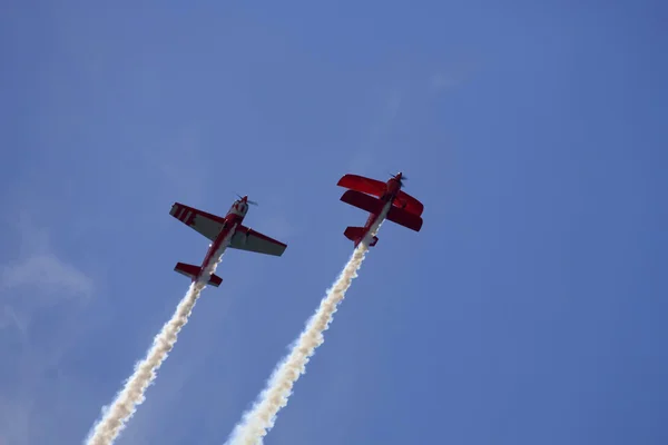 Due aerei che si esibiscono in uno spettacolo aereo — Foto Stock