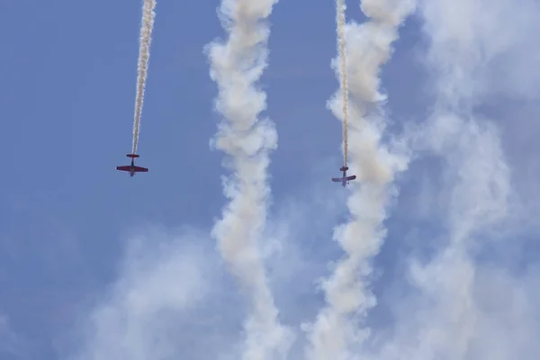 Dois aviões se apresentando em um show aéreo — Fotografia de Stock