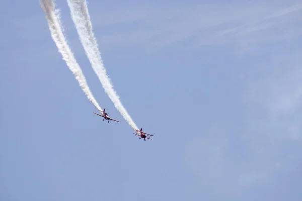 Zwei flugzeuge in einer flugshow durchführen — Stockfoto