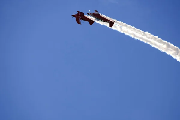 Iki uçak bir hava gösterisi gerçekleştirme — Stok fotoğraf