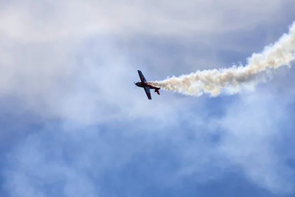 Bir uçak bir hava gösterisi gerçekleştirme — Stok fotoğraf